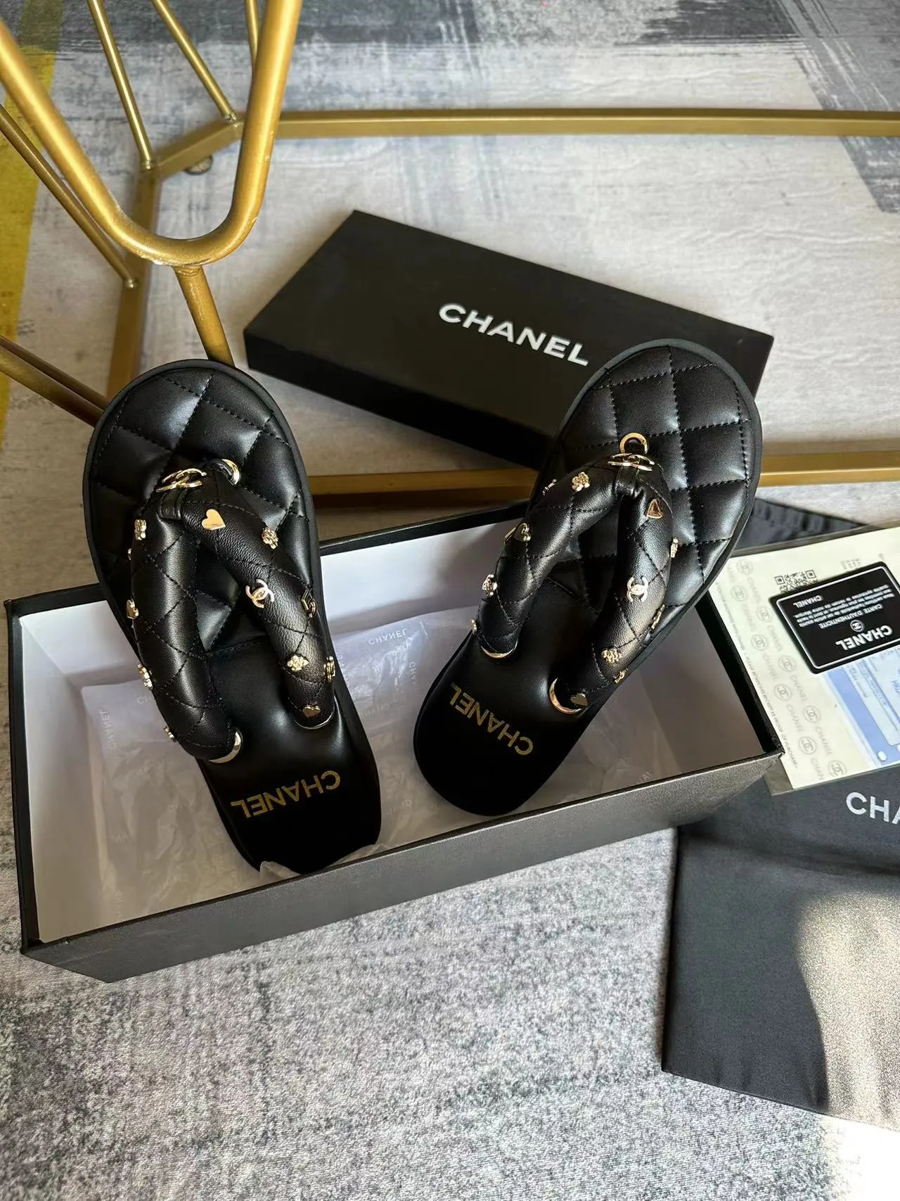 👟👟Ex-factory price 400 👟👟 Chanel new summer bread flip-flops, irresistibly cute, like stepping on bread or stepping on clouds ☁️Super strong wrapping feeling🛍📦 Fabric: Original customized super soft sheepskin Lining: Original customized super soft sheep Sole: Ultra-light foam outsole Bottom thickness: 2CM Size: 35-40